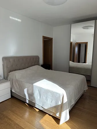 Geräumige Wohnung mit Meerblick in Rafailovići — 122 m², Garage inklusive